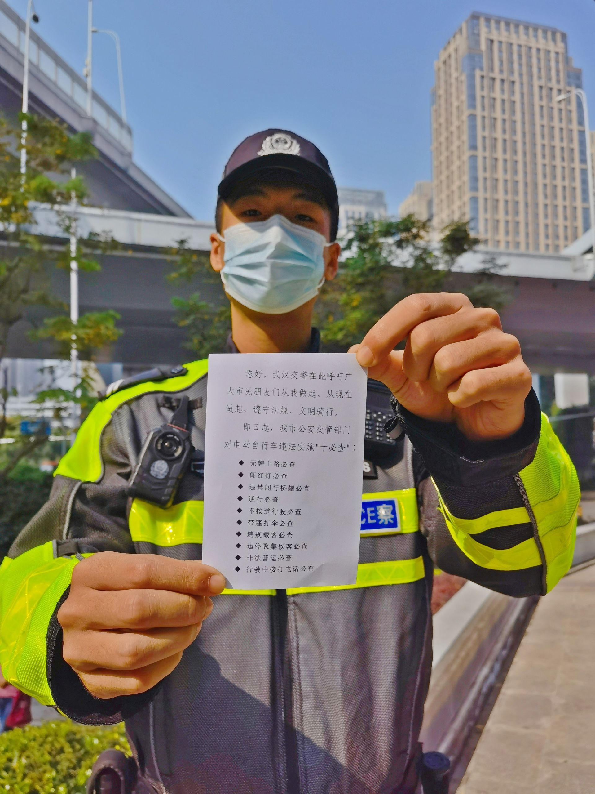 货拉拉车贴被交警查到会扣分吗,货拉拉车身贴交警罚不
