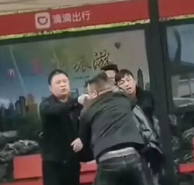 重庆滴滴和出租车司机打架,重庆出租车打架视频