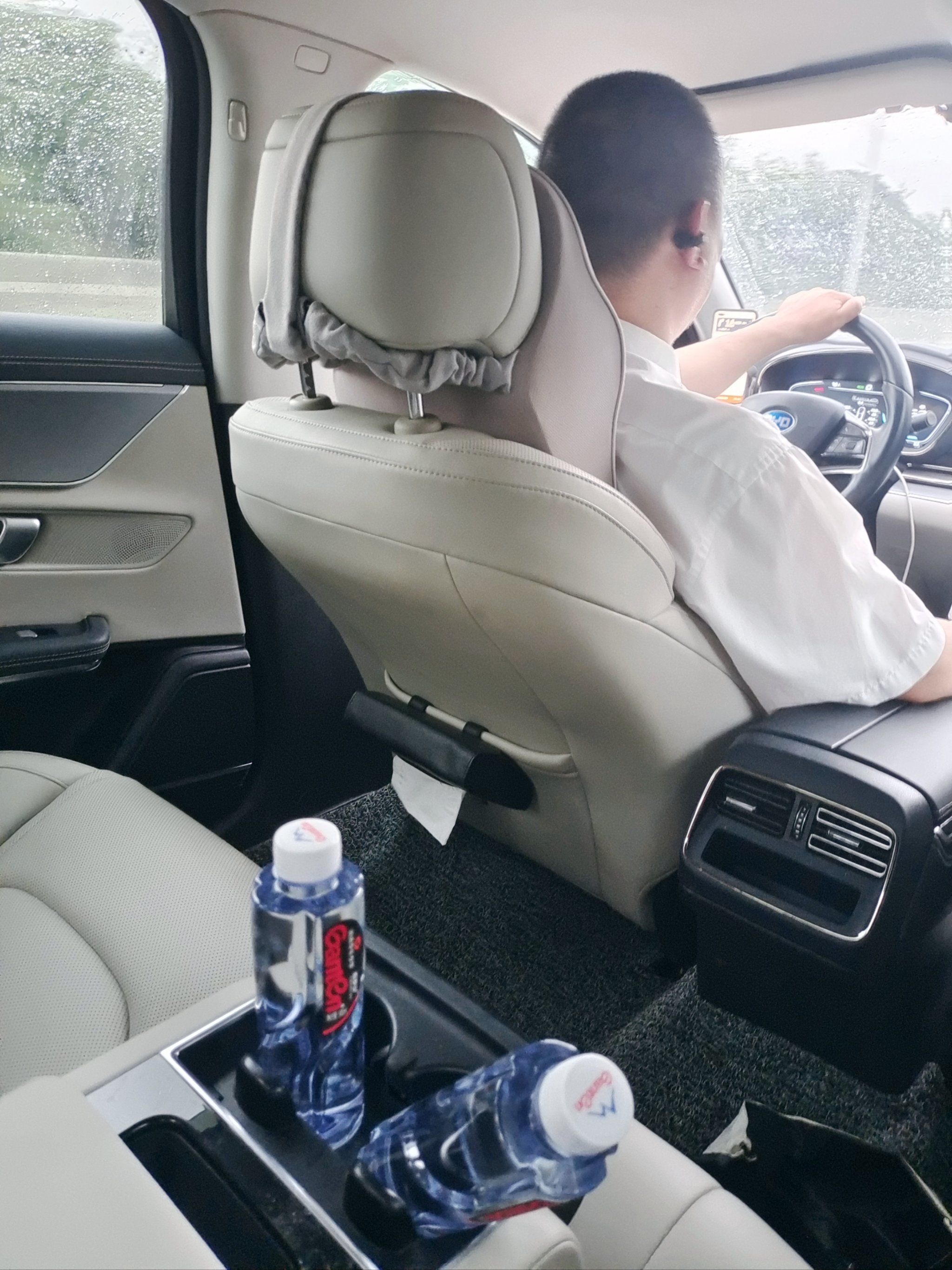滴滴快车矿泉水免费么,滴滴打车里面的水免费喝吗